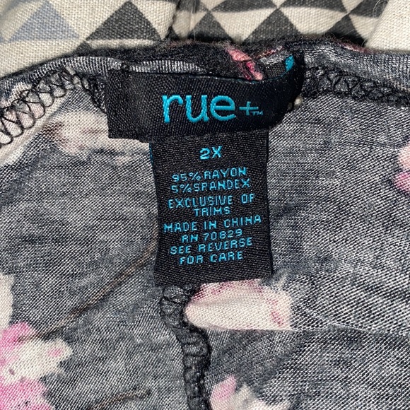 Rue 21+ Floral Top - Picture 4 of 4